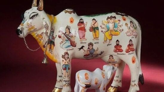 ఇంట్లో తల్లి ఆవు, దూడ విగ్రహాలను ఉంచుకోవడం కూడా చాలా శ్రేయస్కరంగా భావిస్తారు. ఇది అనేక సమస్యల్ని తొలగిస్తుంది. సంపద, శాంతిని ఇస్తుంది.&nbsp;