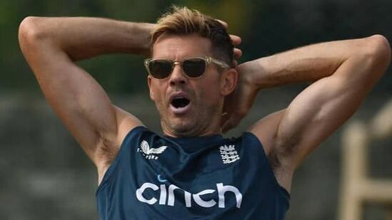 James Anderson Fitness: ఇంగ్లండ్ జట్టులో ఈ మధ్య ఇండియాపై టెస్ట్ అరంగేట్రం చేసిన స్పిన్నర్లు షోయబ్ బషీర్, రేహాన్ అహ్మద్ లాంటి వాళ్లు జేమ్స్ ఆండర్సన్ కెరీర్ ప్రారంభించినప్పటికి ఇంకా పుట్టనే లేదు. అలాంటిది ఇప్పటికీ అతడు వాళ్లతో కలిసి ఆడుతున్నాడంటే 41 ఏళ్ల ఆండర్సన్ ఫిట్‌నెస్ ఏ స్థాయిలో ఉందో అర్థం చేసుకోవచ్చు.
