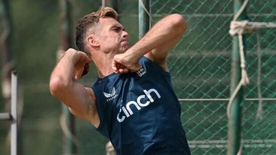 James Anderson Fitness: పేస్ బౌలర్ కు అందరి కంటే ఎక్కువ ఫిట్‌నెస్ ఉండాలి. అందులోనూ టెస్ట్ క్రికెట్ లో ఆడాలంటే మరింత సత్తా కావాలి. చాలా మంది యువ క్రికెటర్లు కూడా టెస్టులకు గుడ్ బై చెప్పి టీ20 ఫార్మాట్ కు పరిమితమవుతున్నా.. ఆండర్సన్ మాత్రం ఈ సాంప్రదాయ క్రికెట్ లోనే కొనసాగుతున్నాడు.