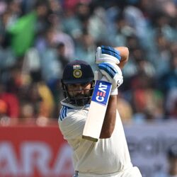 <p>Rohit Sharma Sarfaraz Khan: ఇంగ్లండ్ తో జరుగుతున్న మూడో టెస్ట్ తొలి ఇన్నింగ్స్ లో రోహిత్ శర్మ సెంచరీ బాదాడు. ఈ ఇన్నింగ్స్ లో అతడు 3 సిక్స్ లు కొట్టాడు. దీంతో ఇండియా తరఫున టెస్టుల్లో అత్యధిక సిక్స్ లు కొట్టిన బ్యాటర్ల లిస్టులో ధోనీని వెనక్కి నెట్టి రెండో స్థానానికి దూసుకెళ్లాడు.</p>