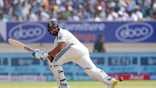 Rohit Sharma Sarfaraz Khan: టీమిండియా తరఫున వీరేంద్ర సెహ్వాగ్ టెస్టుల్లో 91 సిక్స్ లు కొట్టాడు. రోహిత్ శర్మ ఇప్పుడిక వీరూ రికార్డును బ్రేక్ చేయడమే లక్ష్యంగా పెట్టుకున్నాడు. టెస్టుల్లో 11వ సెంచరీ చేసిన రోహిత్.. ఇంగ్లండ్ పై తన మూడో సెంచరీ చేశాడు.