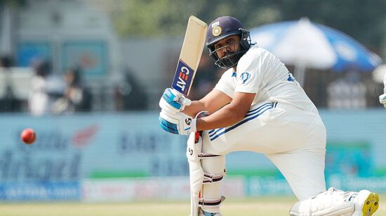 Rohit Sharma Sarfaraz Khan: రోహిత్ శర్మ కొట్టిన మూడు సిక్స్ లతో టెస్టుల్లో ఇప్పటి వరకూ అతని సిక్స్ ల సంఖ్య 78కి చేరింది. ఇప్పటి వరకూ 77 సిక్స్ లతో రెండోస్థానంలో ఉన్న ధోనీని రోహిత్ అధిగమించాడు.