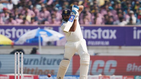 Rohit Sharma Sarfaraz Khan: ఇప్పటికే టెస్టుల్లో టీమిండియా తరఫున అత్యధిక సిక్స్ లు బాదిన కెప్టెన్ గా రోహిత్ శర్మకు రికార్డు ఉంది. అయితే ఓవరాల్ వీరేంద్ర సెహ్వాగ్ తర్వాత రెండోస్థానంలో నిలిచాడు.