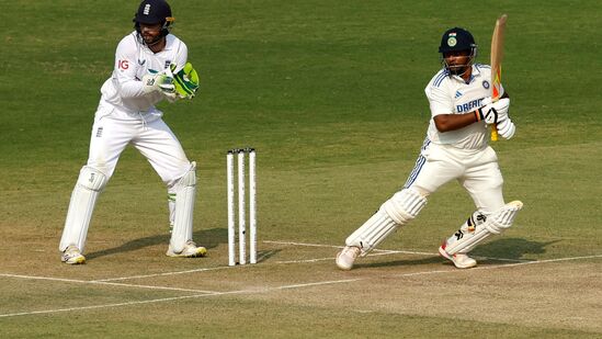 Rohit Sharma Sarfaraz Khan: ఇండియా తరఫున తొలి టెస్టు ఆడిన సర్ఫరాజ్ ఖాన్ కూడా హాఫ్ సెంచరీతో అదరగొట్టాడు. అతడు కేవలం 48 బంతుల్లోనే హాఫ్ సెంచరీ చేయడం విశేషం.