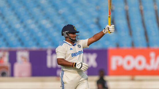 Rohit Sharma Sarfaraz Khan: ఇండియా తరఫున గతంలో శిఖర్ ధావన్ 2013లో తొలి టెస్టులోనే 50 బంతుల్లో హాఫ్ సెంచరీ చేసిన రికార్డును సర్ఫరాజ్ బ్రేక్ చేశాడు. ఇక అదే సమయంలో 2017లో శ్రీలంకపై టెస్టుల్లో అరంగేట్రం చేసిన హార్దిక్ పాండ్యా 48 బంతుల్లోనే హాఫ్ సెంచరీ చేయగా.. అతని రికార్డును సమం చేశాడు.