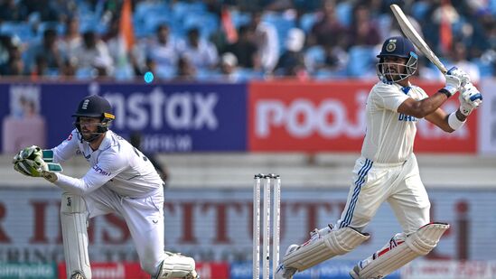 Dhruv Jurel Record: దిలావర్ హుస్సేన్ తర్వాత టెస్ట్ అరంగేట్రంలోనే అత్యధిక స్కోరు చేసిన వికెట్ కీపర్ ధృవ్ జురెల్ మాత్రమే. జురెల్ కూడా ఇంగ్లండ్ పైనే తొలి ఇన్నింగ్స్ లో 46 రన్స్ చేశాడు. Dhruv Jurel Record: దిలావర్ హుస్సేన్ తర్వాత టెస్ట్ అరంగేట్రంలోనే అత్యధిక స్కోరు చేసిన వికెట్ కీపర్ ధృవ్ జురెల్ మాత్రమే. జురెల్ కూడా ఇంగ్లండ్ పైనే తొలి ఇన్నింగ్స్ లో 46 రన్స్ చేశాడు.