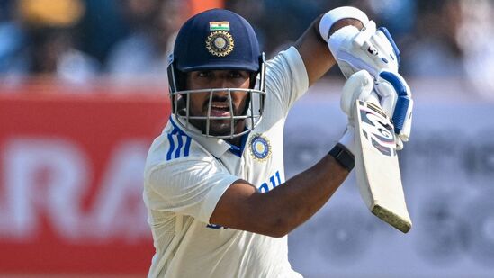 Dhruv Jurel Record: తొలి ఇన్నింగ్స్ లో హాఫ్ సెంచరీని తృటితో చేజార్చుకున్నా.. గత 90 ఏళ్లలో టెస్ట్ అరంగేట్రంలోనే అత్యధిక స్కోరు చేసిన ఇండియన్ వికెట్ కీపర్ గా ధృవ్ జురెల్ రికార్డు సృష్టించాడు. Dhruv Jurel Record: తొలి ఇన్నింగ్స్ లో హాఫ్ సెంచరీని తృటితో చేజార్చుకున్నా.. గత 90 ఏళ్లలో టెస్ట్ అరంగేట్రంలోనే అత్యధిక స్కోరు చేసిన ఇండియన్ వికెట్ కీపర్ గా ధృవ్ జురెల్ రికార్డు సృష్టించాడు.