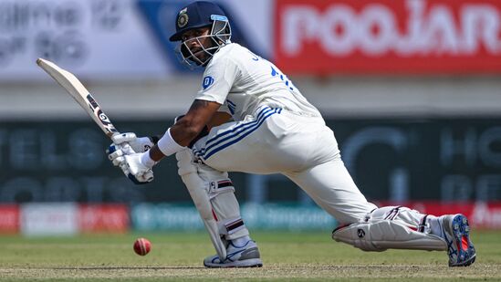 Dhruv Jurel Record: ఇండియా తరఫున టెస్టు అరంగేట్రంలోనే రెండు ఇన్నింగ్స్ లోనూ హాఫ్ సెంచరీలు చేసిన ఘనత ఒకే ఒక్క వ్యక్తి సాధించాడు. 1934లో దిలావర్ హుస్సేన్ ఇంగ్లండ్ పైనే తొలి ఇన్నింగ్స్ లో 59, రెండో ఇన్నింగ్స్ లో 67 రన్స్ చేశాడు. Dhruv Jurel Record: ఇండియా తరఫున టెస్టు అరంగేట్రంలోనే రెండు ఇన్నింగ్స్ లోనూ హాఫ్ సెంచరీలు చేసిన ఘనత ఒకే ఒక్క వ్యక్తి సాధించాడు. 1934లో దిలావర్ హుస్సేన్ ఇంగ్లండ్ పైనే తొలి ఇన్నింగ్స్ లో 59, రెండో ఇన్నింగ్స్ లో 67 రన్స్ చేశాడు.