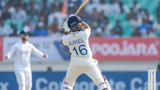 Dhruv Jurel Record: టీమిండియా తరఫున ఇంగ్లండ్ పై తొలి టెస్ట్ ఆడుతున్న 23 ఏళ్ల వికెట్ కీపర్ ధృవ్ జురెల్ రెండో రోజు ఆటలో 46 రన్స్ చేశాడు. ఈ ఇన్నింగ్స్ ద్వారా అరుదైన రికార్డును అతడు క్రియేట్ చేశాడు. Dhruv Jurel Record: టీమిండియా తరఫున ఇంగ్లండ్ పై తొలి టెస్ట్ ఆడుతున్న 23 ఏళ్ల వికెట్ కీపర్ ధృవ్ జురెల్ రెండో రోజు ఆటలో 46 రన్స్ చేశాడు. ఈ ఇన్నింగ్స్ ద్వారా అరుదైన రికార్డును అతడు క్రియేట్ చేశాడు.