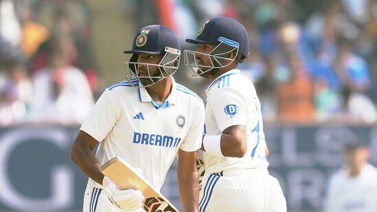 Dhruv Jurel Record: ధృవ్ జురెల్.. అశ్విన్ తో కలిసి 8వ వికెట్ కు 77 రన్స్ జోడించాడు. దీంతో ఇండియా స్కోరు 400 దాటింది. తొలి రోజు సర్ఫరాజ్ ఖాన్ హాఫ్ సెంచరీతో రాణించగా.. రెండో రోజు జురెల్ ఆకట్టుకున్నాడు. Dhruv Jurel Record: ధృవ్ జురెల్.. అశ్విన్ తో కలిసి 8వ వికెట్ కు 77 రన్స్ జోడించాడు. దీంతో ఇండియా స్కోరు 400 దాటింది. తొలి రోజు సర్ఫరాజ్ ఖాన్ హాఫ్ సెంచరీతో రాణించగా.. రెండో రోజు జురెల్ ఆకట్టుకున్నాడు.