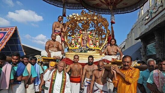 &nbsp;శ్రీవారి ఆలయం, ఇతర ముఖ్య కూడళ్లలో శోభాయమానంగా పుష్పాలంకరణ, విద్యుద్దీపాలంకరణ చేపట్టారు.