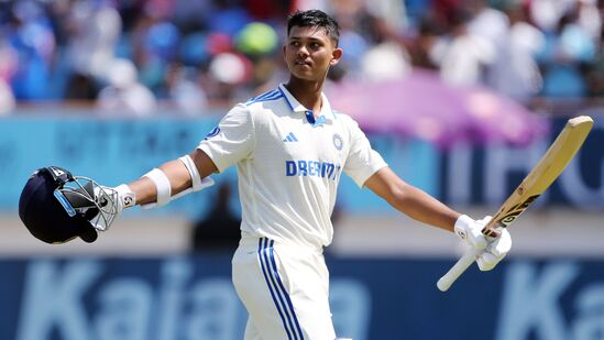 భారత్ యువ ఓపెనర్ యశస్వి జైస్వాల్.. ఇంగ్లండ్తో స్వదేశంలో జరుగుతున్న టెస్టు సిరీస్లో విజృంభిస్తున్నాడు. రెండు, మూడు టెస్టుల్లో వరుసగా డబుల్ సెంచరీలు చేశాడు. ఇంగ్లండ్పై రెండు టెస్టు డబుల్ సెంచరీలు చేసిన తొలి భారత బ్యాటర్గా చరిత్ర సృష్టించాడు. భారత్ యువ ఓపెనర్ యశస్వి జైస్వాల్.. ఇంగ్లండ్తో స్వదేశంలో జరుగుతున్న టెస్టు సిరీస్లో విజృంభిస్తున్నాడు. రెండు, మూడు టెస్టుల్లో వరుసగా డబుల్ సెంచరీలు చేశాడు. ఇంగ్లండ్పై రెండు టెస్టు డబుల్ సెంచరీలు చేసిన తొలి భారత బ్యాటర్గా చరిత్ర సృష్టించాడు. 