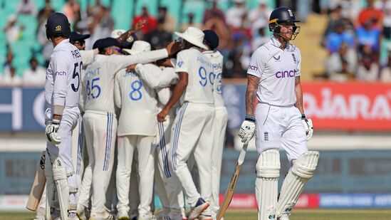 కాగా, రాజ్కోట్ వేదికగా జరిగిన మూడో టెస్టులో మ్యాచ్ నాలుగో రోజైన నేడు (ఫిబ్రవరి 18) టీమిండియా 434 పరుగుల తేడాతో ఇంగ్లండ్పై గెలిచింది. టెస్టు చరిత్రలో పరుగుల పరంగా భారత్కు ఇదే అతిపెద్ద విజయం. కాగా, రాజ్కోట్ వేదికగా జరిగిన మూడో టెస్టులో మ్యాచ్ నాలుగో రోజైన నేడు (ఫిబ్రవరి 18) టీమిండియా 434 పరుగుల తేడాతో ఇంగ్లండ్పై గెలిచింది. టెస్టు చరిత్రలో పరుగుల పరంగా భారత్కు ఇదే అతిపెద్ద విజయం. 