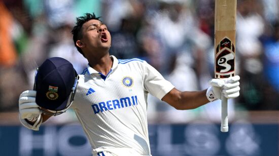 అయితే, డబుల్ సెంచరీలు చేసినా.. రెండు టెస్టుల్లోనూ జైస్వాల్కు ప్లేయర్ ఆఫ్ ది మ్యాచ్ అవార్డు దక్కలేదు. అయితే, డబుల్ సెంచరీలు చేసినా.. రెండు టెస్టుల్లోనూ జైస్వాల్కు ప్లేయర్ ఆఫ్ ది మ్యాచ్ అవార్డు దక్కలేదు. 