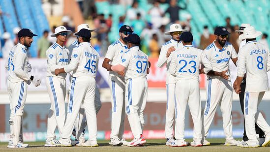 మూడో టెస్టులో గెలుపుతో ఈ ఐదు మ్యాచ్ల సిరీస్లో 2-1తో ముందంజ వేసింది భారత్. టీమిండియా, ఇంగ్లండ్ మధ్య నాలుగో టెస్టు రాంచీలో ఫిబ్రవరి 23న మొదలుకానుంది. మూడో టెస్టులో గెలుపుతో ఈ ఐదు మ్యాచ్ల సిరీస్లో 2-1తో ముందంజ వేసింది భారత్. టీమిండియా, ఇంగ్లండ్ మధ్య నాలుగో టెస్టు రాంచీలో ఫిబ్రవరి 23న మొదలుకానుంది.