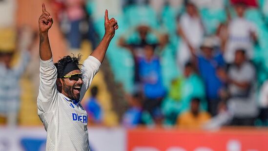 రాజ్కోట్లో జరిగిన మూడో టెస్టు రెండో ఇన్నింగ్స్లో యశస్వి జైస్వాల్ (214 నాటౌట్) అజేయంగా డబుల్ సెంచరీ చేశాడు. అయితే, ఈ టెస్టులో భారత ఆల్ రౌండర్ రవీంద్ర జడేజా తొలి ఇన్నింగ్స్లో సెంచరీ చేయటంతో పాటు 2 వికెట్లు పడగొట్టాడు. రెండో ఇన్నింగ్స్లో బౌలింగ్లో ఐదు వికెట్లతో సత్తాచాటాడు. టీమిండియా గెలుపులో అతడు కూడా కీలకపాత్ర పోషించాడు. దీంతో జడేజాకు ప్లేయర్ ఆఫ్ ది మ్యాచ్ అవార్డు దక్కింది. రాజ్కోట్లో జరిగిన మూడో టెస్టు రెండో ఇన్నింగ్స్లో యశస్వి జైస్వాల్ (214 నాటౌట్) అజేయంగా డబుల్ సెంచరీ చేశాడు. అయితే, ఈ టెస్టులో భారత ఆల్ రౌండర్ రవీంద్ర జడేజా తొలి ఇన్నింగ్స్లో సెంచరీ చేయటంతో పాటు 2 వికెట్లు పడగొట్టాడు. రెండో ఇన్నింగ్స్లో బౌలింగ్లో ఐదు వికెట్లతో సత్తాచాటాడు. టీమిండియా గెలుపులో అతడు కూడా కీలకపాత్ర పోషించాడు. దీంతో జడేజాకు ప్లేయర్ ఆఫ్ ది మ్యాచ్ అవార్డు దక్కింది. 