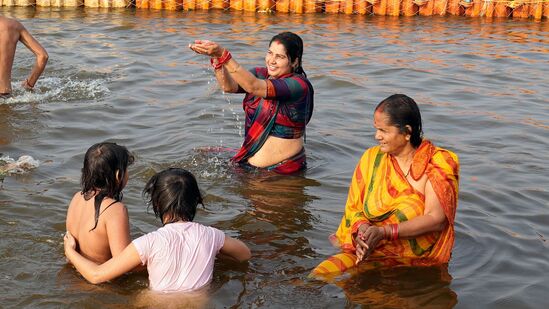 మాఘ స్నానం ఆచరిస్తున్న భక్తులు 