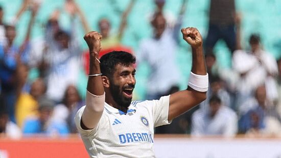 ఇంగ్లండ్‍తో సిరీస్‍లో మూడు టెస్టుల్లో 17 వికెట్లను పడగొట్టాడు బుమ్రా. లీడింగ్ వికెట్ టేకర్‌గా ఉన్నాడు. రెండో టెస్టులో తొలి ఇన్నింగ్స్‌లో ఆరు వికెట్లను దక్కించుకొని భారత్ గెలుపుకు బాటలు వేశాడు.&nbsp;