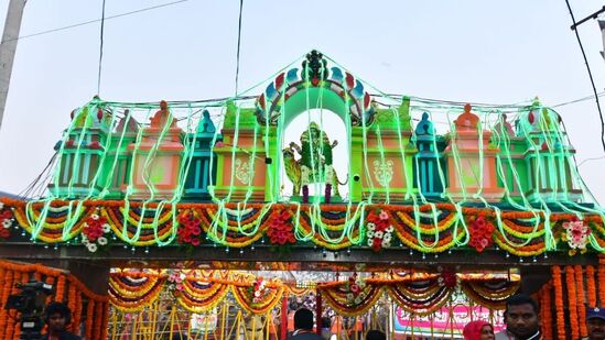 మేడారం జాతర కోసం ముస్తాబైన ఆలయం. జాతరలో భాగంగా &nbsp;మహబూబాబాద్ జిల్లా పూనుగొండ్ల నుంచి సమ్మక్క భర్త పగిడిద్దరాజుతో కాలినడకన బయలు దేరిన పెనక వంశస్తులు మంగళవారం రాత్రి ములుగు జిల్లా గోవిందరావుపేట మండలం లక్ష్మీపురం చేరుకోగా.. బుధవారం ఉదయం అక్కడి నుంచి మేడారం బయలుదేరారు. బుధవారం సాయంత్రంలోగా పగిడిద్దరాజు మేడారం చేరుకోనున్నారు. కాగా బుధవారం సాయంత్రం సారలమ్మ, పగిడిద్దరాజు, గోవిందరాజు గద్దెలపైకి చేరుకోవడంతో మహాజాతర ప్రారంభమవుతుంది