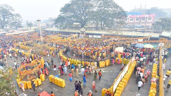 భక్తులతో కోలాహలంగా జాతర ప్రాంగణం