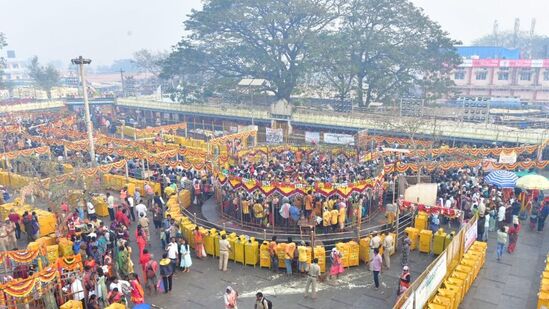 &nbsp;మహబూబాబాద్ జిల్లా పూనుగొండ్ల నుంచి సమ్మక్క భర్త పగిడిద్దరాజుతో కాలినడకన బయలు దేరిన పెనక వంశస్తులు మంగళవారం రాత్రి ములుగు జిల్లా గోవిందరావుపేట మండలం లక్ష్మీపురం చేరుకోగా.. బుధవారం ఉదయం అక్కడి నుంచి మేడారం బయలుదేరారు. బుధవారం సాయంత్రంలోగా పగిడిద్దరాజు మేడారం చేరుకోనున్నారు. కాగా బుధవారం సాయంత్రం సారలమ్మ, పగిడిద్దరాజు, గోవిందరాజు గద్దెలపైకి చేరుకోవడంతో మహాజాతర ప్రారంభమవుతుంది