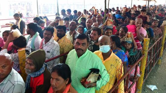 సమ్మక్క సారలమ్మలకు మొక్కులు చెల్లించుకోడానికి భక్తులు బారులు తీరారు