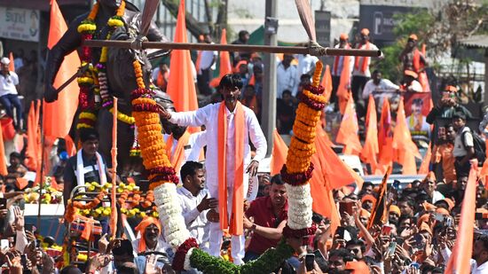 విద్య, ఉద్యోగాల్లో రిజర్వేషన్లు కోరుతూ ఉద్యమిస్తున్న మరాఠాలు (ఫైల్ ఫొటో)