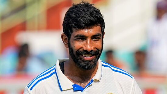 స్వదేశంలో ఇంగ్లండ్‍తో జరుగుతున్న ఐదు టెస్టుల సిరీస్‍లో భారత్ 2-1 తేడాతో ముందంజలో ఉంది. టీమిండియా విజయాల్లో స్టార్ పేసర్ జస్‍ప్రీత్ బుమ్రా కీలకపాత్ర పోషించాడు. ఫ్లాట్ పిచ్‍లపై తన పేస్ ప్రతిభతో సత్తాచాటాడు.&nbsp;