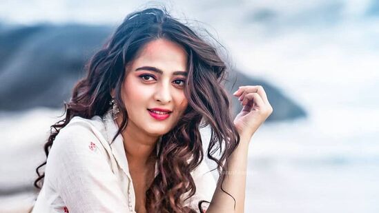 స్విటీ శెట్టి అంటే చాలా మందికి తెలియ‌క‌పోవ‌చ్చు. కానీ అనుష్క అస‌లు పేరు అదే. నాగార్జున సూప‌ర్ సినిమాతో హీరోయిన్‌గా ఎంట్రీ ఇస్తోన్న స‌మ‌యంలో స్వీటి శెట్టి పేరును అనుష్క‌గా మార్చాడు డైరెక్ట‌ర్ పూరి జ‌గ‌న్నాథ్‌.&nbsp;