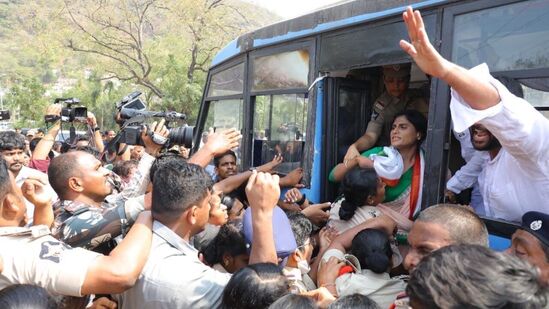 సీఎం జగన్ ప్రత్యేక రాజ్యాంగంలో ఏపీలో ప్రజాస్వామ్యం ఖూనీ అయ్యిందని షర్మిల విమర్శించారు. వైసీపీ పూర్తి చేయని హామీలను ప్రశ్నిస్తే అరెస్ట్ చేసి నిర్బంధిస్తారా? అని ప్రశ్నించారు. &nbsp;కాంగ్రెస్ పార్టీ అధ్యక్షురాలిగా తనకే ఇలాంటి పరిస్థితి ఉంటే ఇక సామాన్యుడి పరిస్థితి ఏంటి? ప్రజాస్వామ్య దేశంలో ఉన్నామా? లేక రాచరికపు పాలన లో ఉన్నామా? అని మండిపడ్డారు.&nbsp;