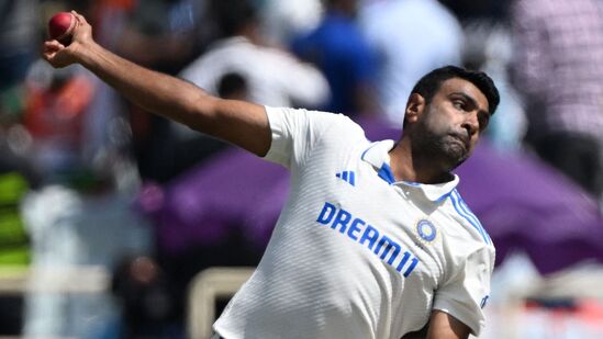 Ashwin Record: టెస్టుల్లో 500 వికెట్లు తీసుకున్న రెండో ఇండియన్ బౌలర్ గా నిలిచిన అశ్విన్.. తాజాగా ఇంగ్లండ్ తో రాంచీలో జరుగుతున్న నాలుగో టెస్టులో మరో ఘనతను సొంతం చేసుకున్నాడు. ఈసారి ఇంగ్లండ్ పై 100 వికెట్లు తీసిన తొలి ఇండియన్ బౌలర్ గా నిలిచాడు.