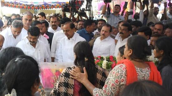 ఎమ్మెల్యే లాస్య నందిత పార్థివ దేహానికి మాజీ సీఎం, బీఆర్ఎస్ అధినేత నివాళులు అర్పించారు.
