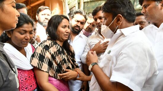 నందిత కుటుంబంతో మాజీ మంత్రి తలసాని