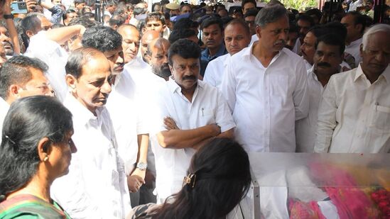 అనంతరం వారి కుటుంబ సభ్యులను పరామర్శించి ఓదార్చారు కేసీఆర్.. పార్టీ అండగా నిలబడుతుందని భరోసా ఇచ్చారు.