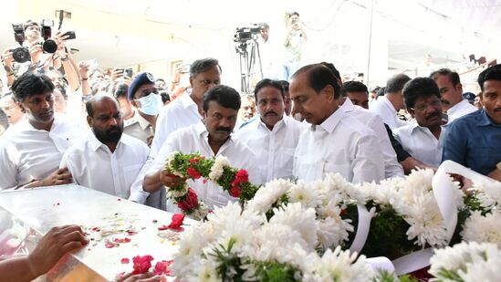 లాస్య నందిత పార్థివ దేహాం వద్ద కేసీఆర్