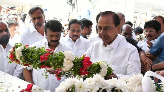 భౌతిక కాయంపై పుష్పగుచ్ఛం ఉంచి అంజలి ఘటించారు కేసీఆర్