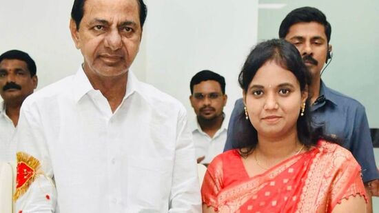 లాస్య నందిత అంత్యక్రియలను ప్రభుత్వ లాంఛనాలతో నిర్వహించాలని తెలంగాణ సీఎం రేవంత్ రెడ్డి అధికారులను ఆదేశించారు.&nbsp;