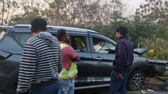 వాహనాన్ని పరిశీలిస్తున్న హైవే పెట్రోలింగ్ సిబ్బంది