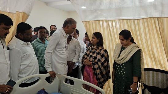 ఆస్పత్రిలో లాస్య సోదరితో మాట్లాడుతున్న బిఆర్‌ఎస్‌ ఎమ్మెల్యే హరీష్ రావు