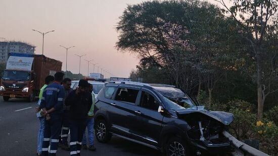 ప్రమాదంలో నుజ్జునుజ్జు అయిన నందిత కారు