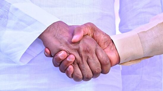 అభ్యర్థుల ఎంపికలో &nbsp;చాలా జాగ్రతలు తీసుకున్నామని చంద్రబాబు, పవన్ తెలిపారు. రాష్ట్ర వ్యాప్తంగా సుమారు 1 కోటి 3 లక్షల 33 వేల మందికి పైగా ప్రజల అభిప్రాయాలను పరిగణలోకి తీసుకుని ఈ లిస్ట్ ను సిద్ధం చేశామన్నారు. ఆంధ్ర ప్రజల ఆకాంక్షలు, గొంతులను అసెంబ్లీలో వినిపించే వారికి ఈ లిస్ట్ లో ఎక్కువ ప్రాధాన్యత ఇచ్చామని తెలిపారు. &nbsp;