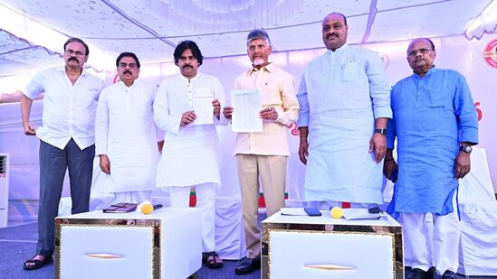 118 మంది ఉమ్మడి అభ్యర్థులతో తొలి జాబితాను చంద్రబాబు, పవన్ కల్యాణ్ ప్రకటించారు. రానున్న ఎన్నికల్లో గెలుపును దృష్టిలో పెట్టుకుని ఈ జాబితా ప్రకటించామన్నారు.&nbsp;