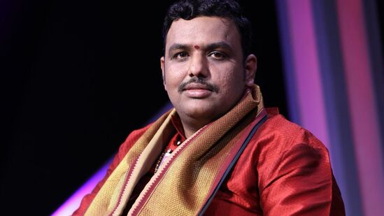 బ్రహ్మశ్రీ చిలకమర్తి ప్రభాకర చక్రవర్తి శర్మ, మొబైల్‌ : 9494981000