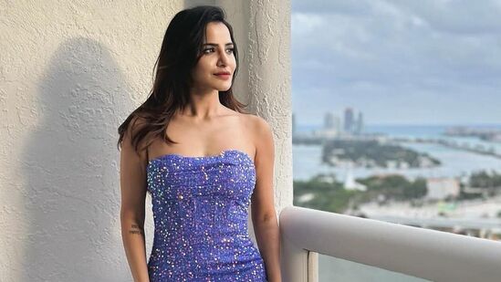 సోషల్ మీడియా ద్వారా పాపులర్ అయినవాళ్లలో అషు రెడ్డి ఒకరు. డబ్ స్మాష్ వీడియోలతో తెలుగు యూత్‌లో క్రేజ్ సంపాదించుకుంది అషు రెడ్డి.&nbsp;&nbsp;