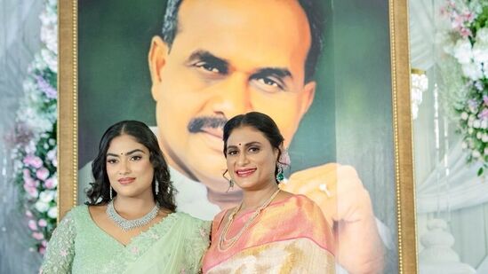 తన ఆహ్వానాన్ని మన్నించి, ఈ వేడుకకు విచ్చేసి, వైఎస్ రాజారెడ్డి, ప్రియలను ఆశీర్వదించి, శుభాకాంక్షలు తెలిపిన ఆప్తులకు ధన్యవాదాలు తెలిపారు షర్మిల.&nbsp;