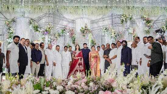 వైఎస్ షర్మిల కుమారుడు రాజారెడ్డి, అట్లూరి ప్రియ వివాహ రిసెప్షన్ ను హైదరాబాద్ లో నిర్వహించారు. ఈ కార్యక్రమానికి కాంగ్రెస్ పార్టీ నేతలు, పలువురు ప్రముఖులు హాజరయ్యారు.&nbsp;