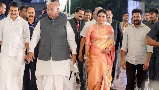 వైఎస్ రాజారెడ్డి, ప్రియ వివాహ రిసెప్షన్ కు కాంగ్రెస్ అగ్రనేతలు హాజరయ్యారు. ఏఐసీసీ అధ్యక్షుడు మల్లికార్జున్ ఖర్గే, ఏఐసీసీ ప్రధాన కార్యదర్శి కేసీ వేణుగోపాల్ సహా పలువురు నేతలు హాజర్యారు.&nbsp;