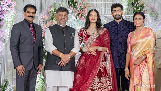 వైఎస్ షర్మిల కుటుంబంతో కర్ణాటక డిప్యూటీ సీఎం డీకే శివకుమార్