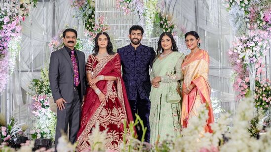 నూతన దంపతులతో వైఎస్ షర్మిల, బ్రదర్ అనిల్&nbsp;