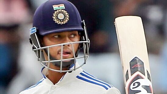 Yashasvi Jaiswal: యశస్వి కంటే ముందు బ్రాడ్‌మన్ మాత్రమే తన తొలి 8 టెస్టుల్లో 1210 రన్స్ చేసి టాప్ లో ఉన్నాడు. యశస్వి తన 15 టెస్ట్ ఇన్నింగ్స్ లో ఏకంగా 69.35 సగటుతో రన్స్ చేశాడు. అందులో మూడు సెంచరీలు, మూడు హాఫ్ సెంచరీలు ఉన్నాయి.